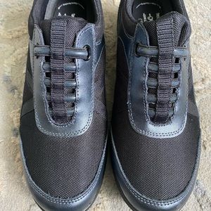 Grasshoppers Get Fit 

Toning Walking Sneakers

Size 5.5 wide